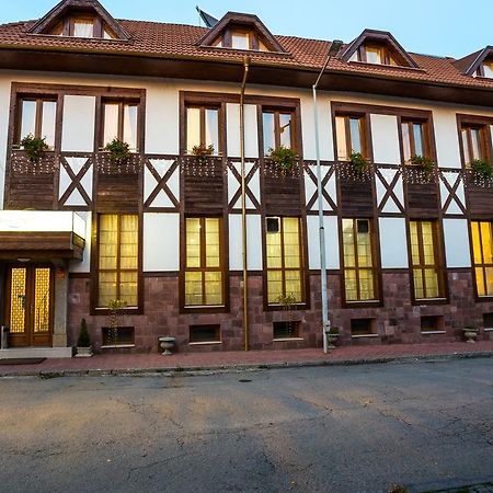 Family Hotel Teteven ภายนอก รูปภาพ