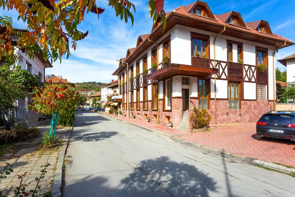 Family Hotel Teteven ภายนอก รูปภาพ