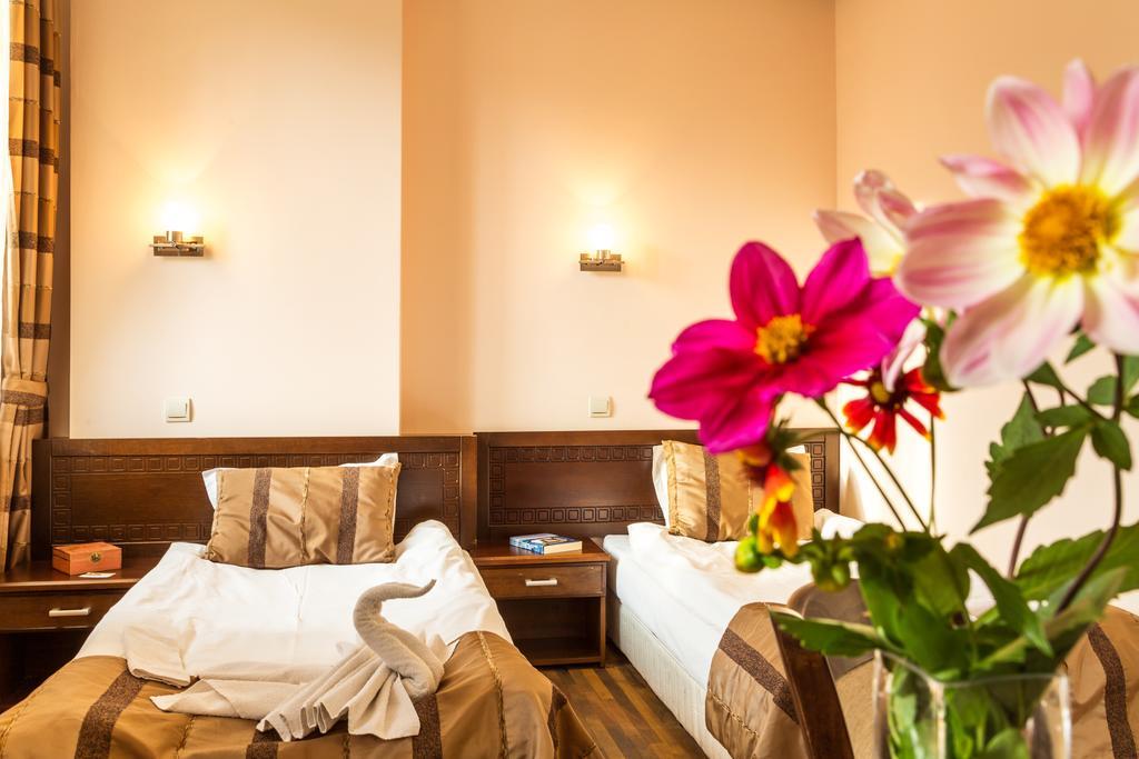 Family Hotel Teteven ภายนอก รูปภาพ