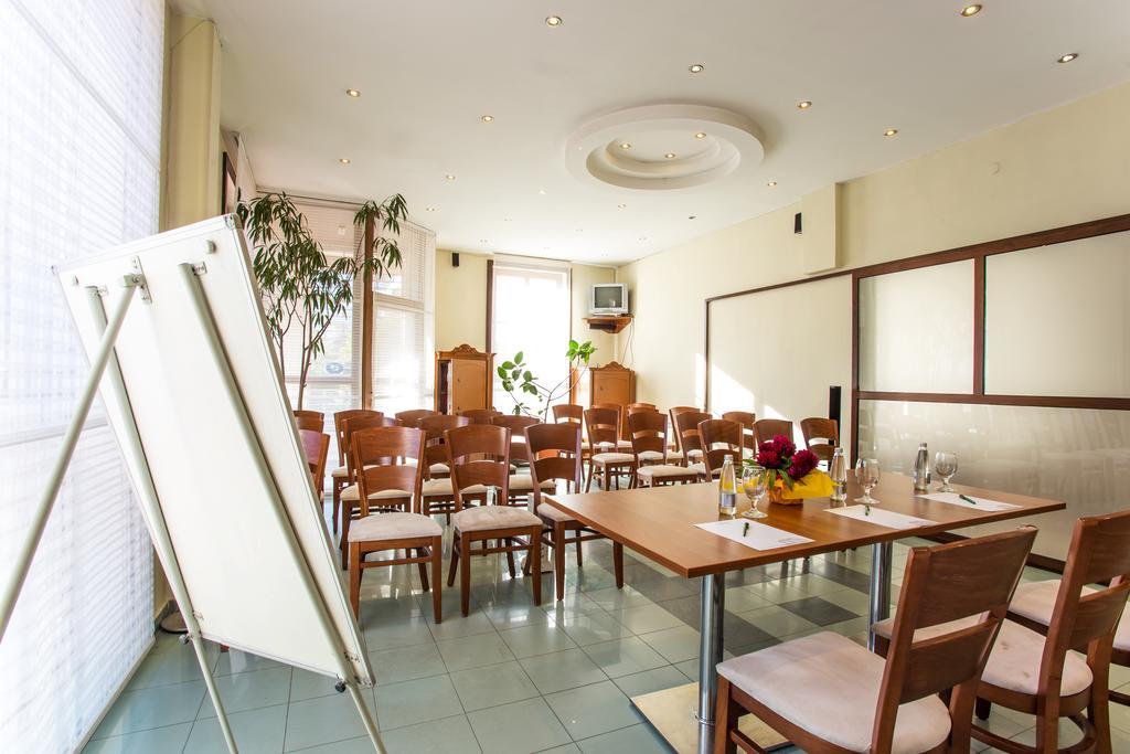 Family Hotel Teteven ภายนอก รูปภาพ