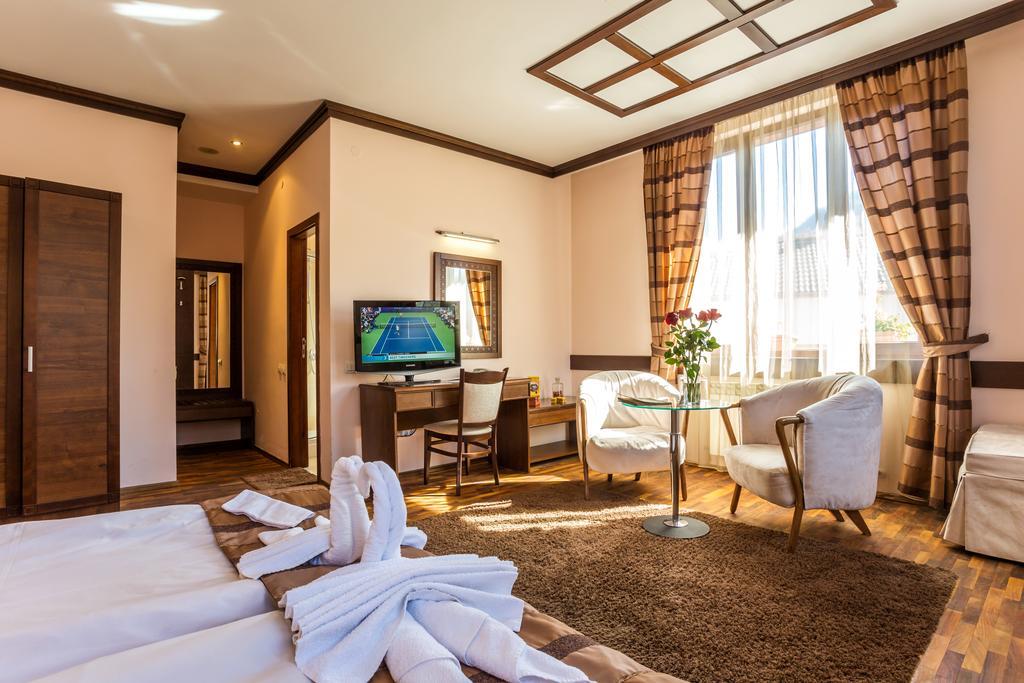 Family Hotel Teteven ภายนอก รูปภาพ