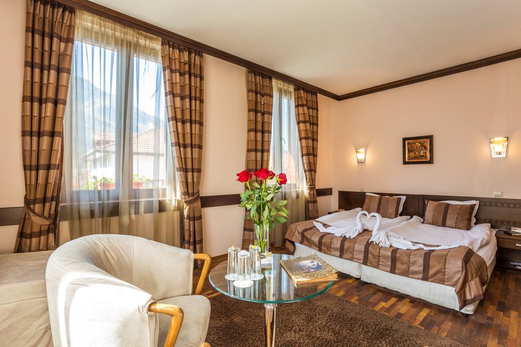 Family Hotel Teteven ภายนอก รูปภาพ