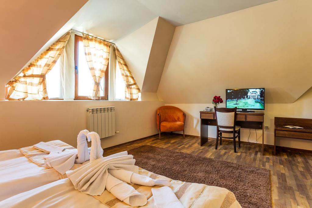 Family Hotel Teteven ภายนอก รูปภาพ