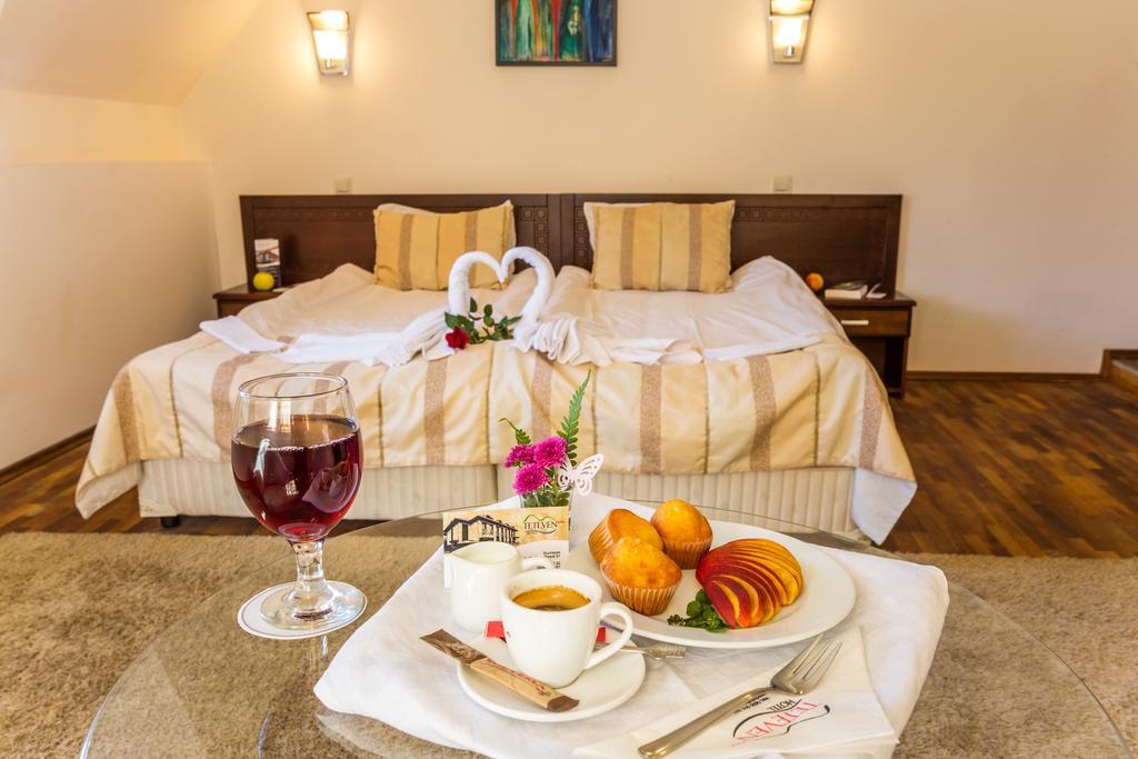 Family Hotel Teteven ภายนอก รูปภาพ