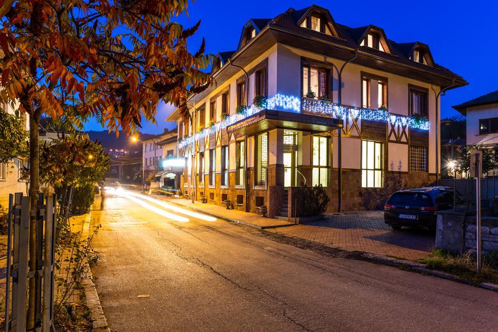 Family Hotel Teteven ภายนอก รูปภาพ