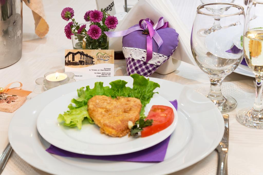 Family Hotel Teteven ภายนอก รูปภาพ