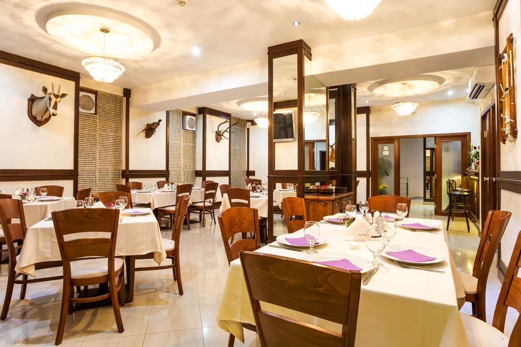 Family Hotel Teteven ภายนอก รูปภาพ