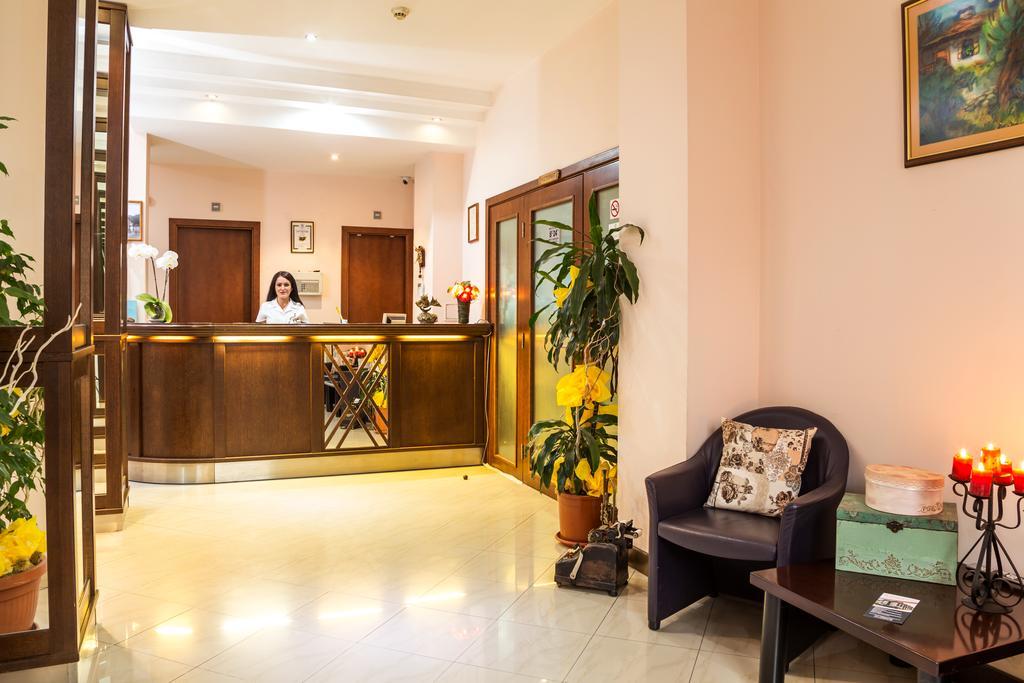 Family Hotel Teteven ภายนอก รูปภาพ