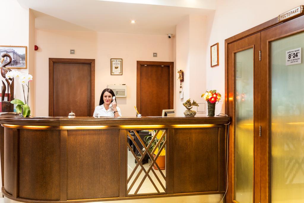 Family Hotel Teteven ภายนอก รูปภาพ