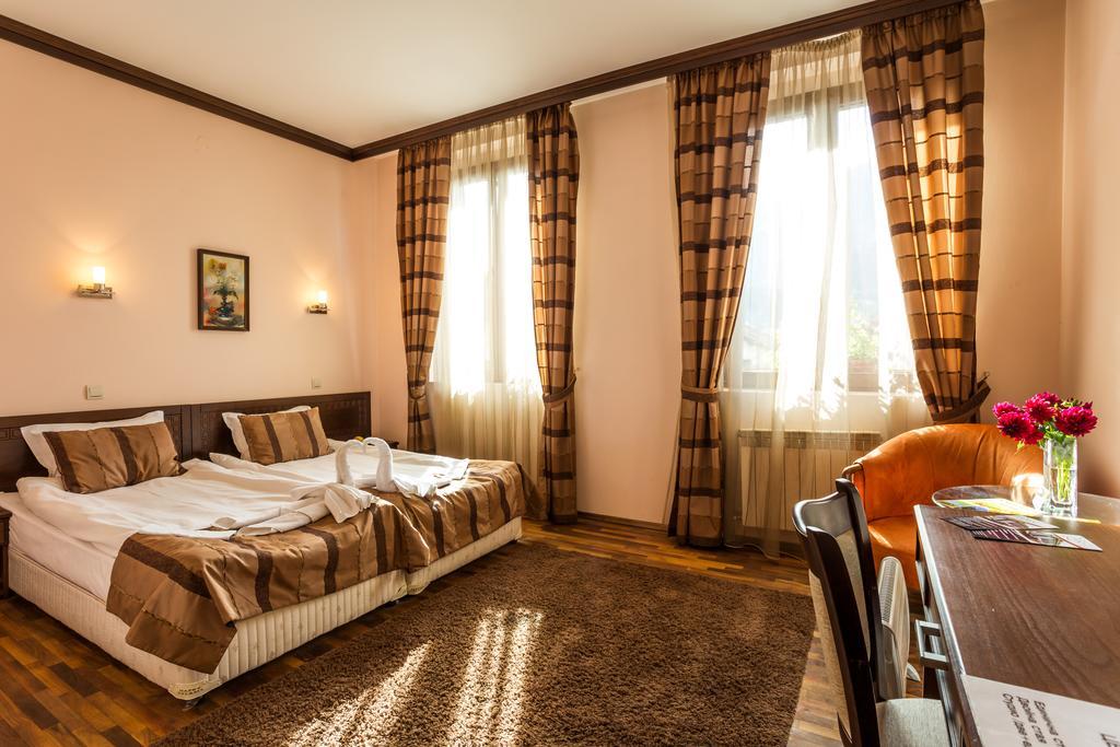 Family Hotel Teteven ภายนอก รูปภาพ