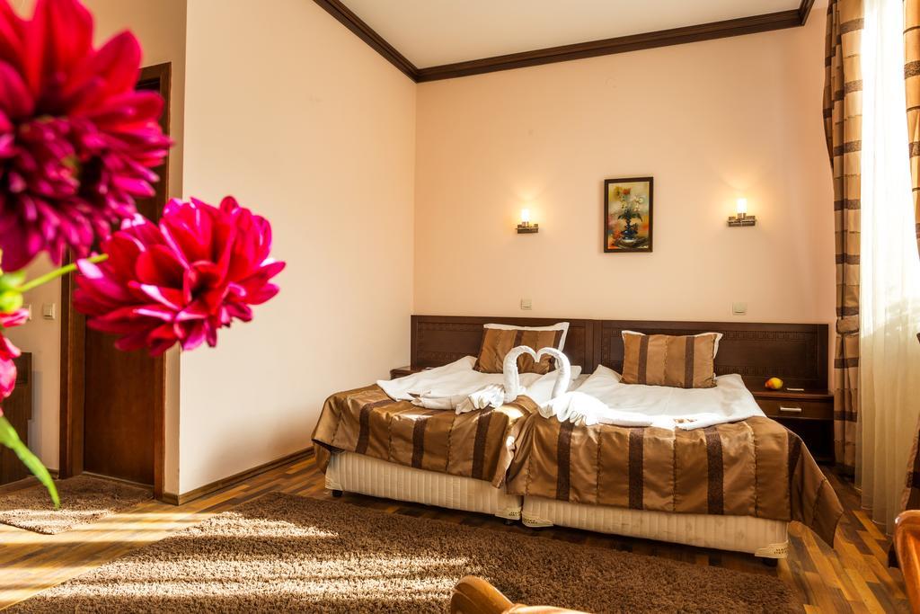 Family Hotel Teteven ภายนอก รูปภาพ