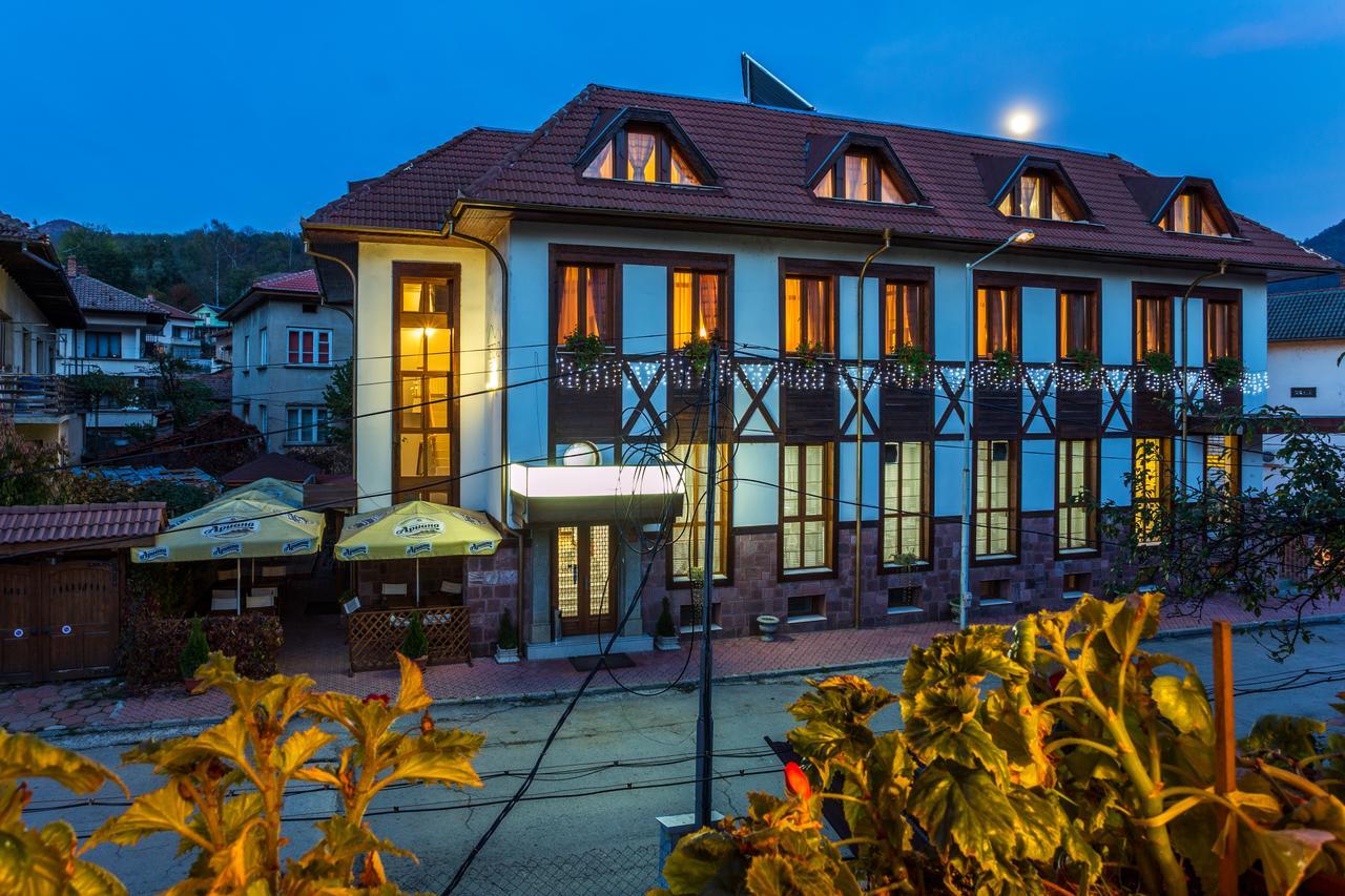 Family Hotel Teteven ภายนอก รูปภาพ